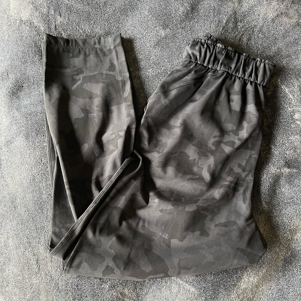 Stretch High-Rise Pant 7/8 Length IN BLACK CAMO! Women’s size 6!! 🖤